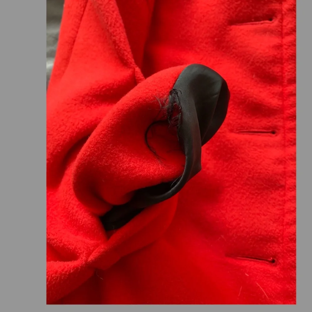 Red coat - Picture 9 of 9